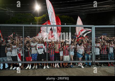 Sao Paulo, Brésil. 25 septembre 2023. Morumbi Stadium les supporters de Sao Paulo célèbrent la victoire du titre de Copa do Brasil devant le Morumbi Stadium, après le match entre Sao Paulo et Flamengo, lors de la finale de Copa do Brasil 2023, ce dimanche 24. 30761 (Gledston Tavares/SPP) crédit : SPP Sport Press photo. /Alamy Live News Banque D'Images