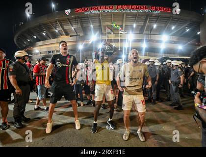 Sao Paulo, Brésil. 25 septembre 2023. Stade Morumbi Jonathan Calleri de Sao Paulo, célèbre avoir remporté le titre de Copa do Brasil avec des supporters devant le stade Morumbi, après le match entre Sao Paulo et Flamengo, lors de la finale de Copa do Brasil 2023, ce dimanche 24. 30761 (Gledston Tavares/SPP) crédit : SPP Sport Press photo. /Alamy Live News Banque D'Images