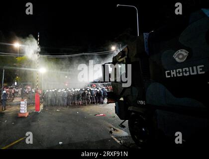 Sao Paulo, Brésil. 25 septembre 2023. Morumbi Stadium les fans de Sao Paulo affrontent la police après le match entre Sao Paulo et Flamengo, dans la finale de la Copa do Brasil 2023, au stade Morumbi, ce dimanche 24. 30761 (Gledston Tavares/SPP) crédit : SPP Sport Press photo. /Alamy Live News Banque D'Images