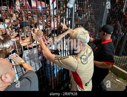 Sao Paulo, Brésil. 25 septembre 2023. Stade Morumbi Jonathan Calleri de Sao Paulo, célèbre avoir remporté le titre de Copa do Brasil avec des supporters devant le stade Morumbi, après le match entre Sao Paulo et Flamengo, lors de la finale de Copa do Brasil 2023, ce dimanche 24. 30761 (Gledston Tavares/SPP) crédit : SPP Sport Press photo. /Alamy Live News Banque D'Images