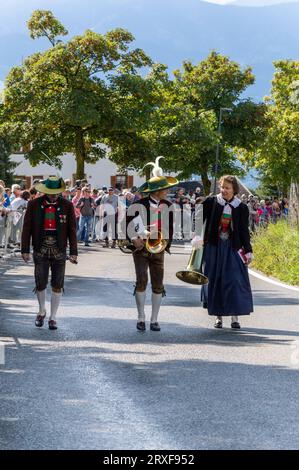 Orchestre tyrolien en parade à Meeransen, Tyrol du Sud, Italie Banque D'Images