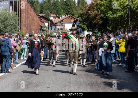 Orchestre tyrolien en parade à Meransen, Tyrol du Sud, Italie Banque D'Images