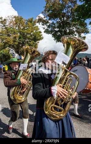 Orchestre tyrolien en parade à Meransen, Tyrol du Sud, Italie Banque D'Images