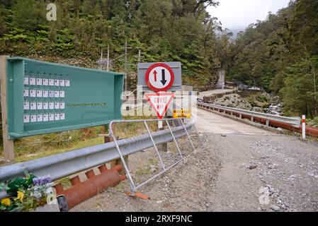 GREYMOUTH, NOUVELLE-ZÉLANDE, 20 MAI 2015 : un panneau commémoratif pour 29 mineurs perdus se trouve à l'approche de la mine de charbon de Pike River le 20 mai 2015 près de GRE Banque D'Images