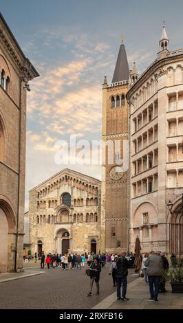 La cathédrale de Parme (1059-1178), de style roman italien, avec le clocher (63 mètres de haut) et le baptistère octogonal (1196-1270), Parme Banque D'Images