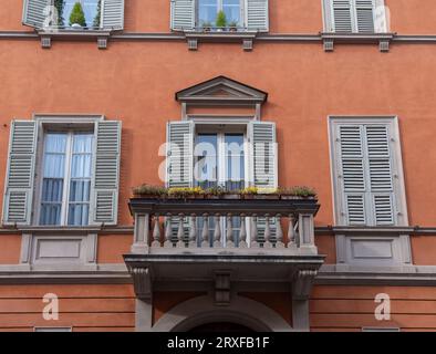 Façade d'un ancien palais de style néoclassique avec balcon décoré de plantes en pot, Parme, Emilie-Romagne, Italie Banque D'Images