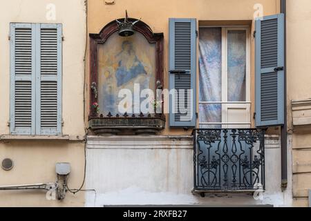 Détail de la façade d'une vieille maison avec un sanctuaire votif dédié à la Vierge et à l'enfant dans la via Luigi Carlo Farini, Parme, Emilie-Romagne, Italie Banque D'Images