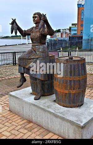 La sculpture Ray Lonsdale de la fille du hareng sur North Shields Fish Quay le 22 septembre 2023 a été inaugurée par Brenda Blethyn alias Vera Banque D'Images