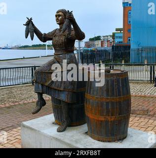 La sculpture Ray Lonsdale de la fille du hareng sur North Shields Fish Quay le 22 septembre 2023 a été inaugurée par Brenda Blethyn alias Vera Banque D'Images