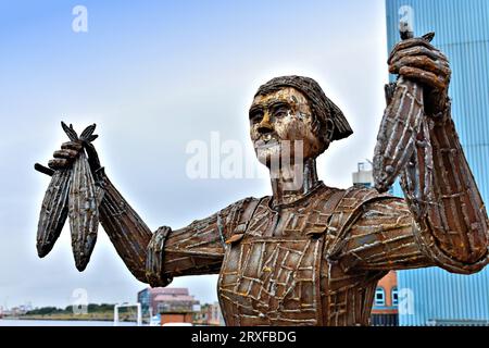 La sculpture Ray Lonsdale de la fille du hareng sur North Shields Fish Quay le 22 septembre 2023 a été inaugurée par Brenda Blethyn alias Vera Banque D'Images