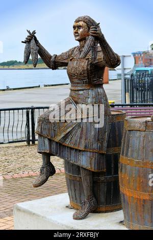 La sculpture Ray Lonsdale de la fille du hareng sur North Shields Fish Quay le 22 septembre 2023 a été inaugurée par Brenda Blethyn alias Vera Banque D'Images