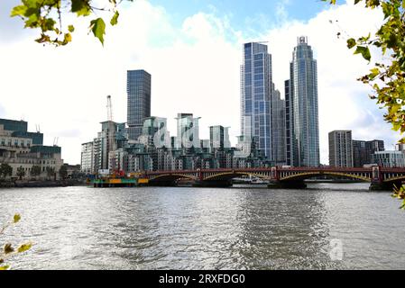 Lambeth Bridge est un pont routier et une passerelle traversant la Tamise dans une direction est-ouest dans le centre de Londres. La rivière coule vers le nord au point de passage. En aval, le pont suivant est Westminster Bridge ; en amont, le pont suivant est Vauxhall Bridge. Banque D'Images