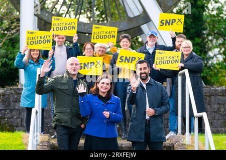 Glasgow, Écosse, Royaume-Uni. 25 septembre 2023. Premier ministre et leader du SNP, Humza Yousaf rejoint le leader du SNP Westminster, Stephen Flynn et le candidat du SNP Katy Loudon au Monument des mineurs de Cambuslang aujourd'hui avant l'élection partielle de Rutherglen et Hamilton West qui se tiendra le 5 octobre. Iain Masterton/Alamy Live News Banque D'Images