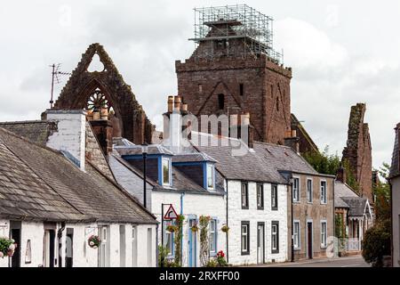 Le village de New Abbey avec Sweetheart Abbey dominant les petits chalets, Dumfries, Écosse Banque D'Images