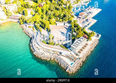 Parc Angiolina et théâtre d'été ouvert à Opatija vue aérienne, baie de Kvarner du paysage de la Croatie Banque D'Images