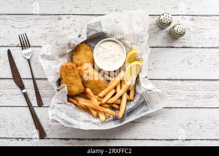 Vue de dessus d'une portion de Fish and chips servie avec sauce tartare. Banque D'Images