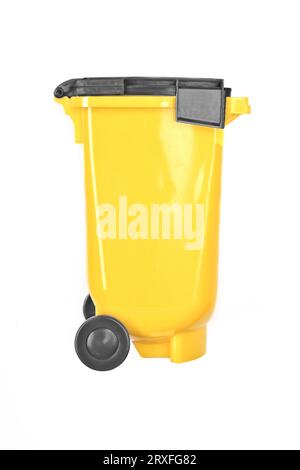 Bac de recyclage jaune avec roues noires. Isolé sur fond blanc. Banque D'Images