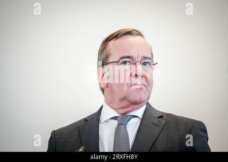 Riga, Lettonie. 25 septembre 2023. Boris Pistorius (SPD), ministre fédéral de la Défense, assiste à une conférence de presse. Le ministre de la Défense Pistorius se rend dans les États baltes pour plusieurs jours de pourparlers avec les partenaires de l'OTAN. Le voyage commence par une réunion dans la capitale lettone Riga et se poursuit en Estonie mardi. Crédit : Kay Nietfeld/dpa/Alamy Live News Banque D'Images