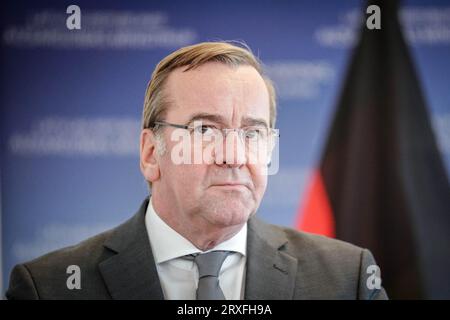 Riga, Lettonie. 25 septembre 2023. Boris Pistorius (SPD), ministre fédéral de la Défense, assiste à une conférence de presse. Le ministre de la Défense Pistorius se rend dans les États baltes pour plusieurs jours de pourparlers avec les partenaires de l'OTAN. Le voyage commence par une réunion dans la capitale lettone Riga et se poursuit en Estonie mardi. Crédit : Kay Nietfeld/dpa/Alamy Live News Banque D'Images