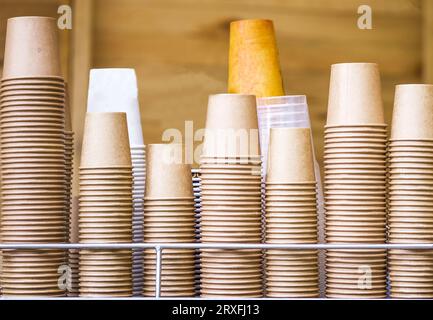 Rangs de tumbleres de papier. Tasses à café, verres. Mur de tasses à partir d'un carton. gobelets en plastique, couvercles, pailles, tubules Banque D'Images