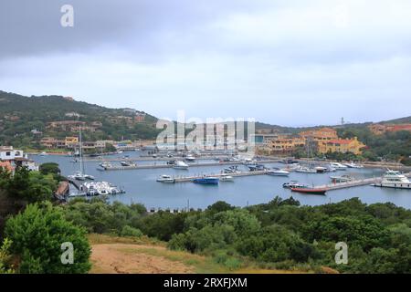 Port de Cannigione par temps nuageux, Sardaigne en Italie Banque D'Images