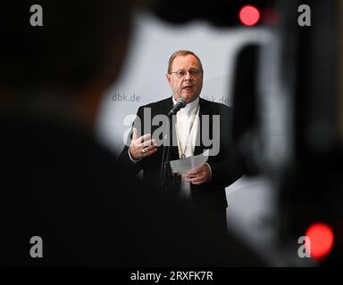 Wiesbaden, Allemagne. 25 septembre 2023. Georg Bätzing, président de la Conférence épiscopale allemande et évêque de Limbourg, fait une déclaration au début de la réunion plénière d'automne de la Conférence épiscopale allemande à la Wilhelm-Kempf-Haus. La Conférence épiscopale allemande est l'association des évêques des 27 (arches)diocèses d'Allemagne. Il compte actuellement 65 membres. Cette année, la réunion d'automne se tiendra à Wiesbaden-Naurod jusqu'au 28 septembre. Crédit : Arne Dedert/dpa/Alamy Live News Banque D'Images