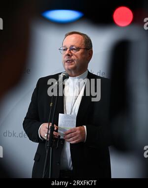 Wiesbaden, Allemagne. 25 septembre 2023. Georg Bätzing, président de la Conférence épiscopale allemande et évêque de Limbourg, fait une déclaration au début de la réunion plénière d'automne de la Conférence épiscopale allemande à la Wilhelm-Kempf-Haus. La Conférence épiscopale allemande est l'association des évêques des 27 (arches)diocèses d'Allemagne. Il compte actuellement 65 membres. Cette année, la réunion d'automne se tiendra à Wiesbaden-Naurod jusqu'au 28 septembre. Crédit : Arne Dedert/dpa/Alamy Live News Banque D'Images