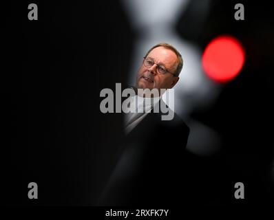 Wiesbaden, Allemagne. 25 septembre 2023. Georg Bätzing, président de la Conférence épiscopale allemande et évêque de Limbourg, fait une déclaration au début de la réunion plénière d'automne de la Conférence épiscopale allemande à la Wilhelm-Kempf-Haus. La Conférence épiscopale allemande est l'association des évêques des 27 (arches)diocèses d'Allemagne. Il compte actuellement 65 membres. Cette année, la réunion d'automne se tiendra à Wiesbaden-Naurod jusqu'au 28 septembre. Crédit : Arne Dedert/dpa/Alamy Live News Banque D'Images