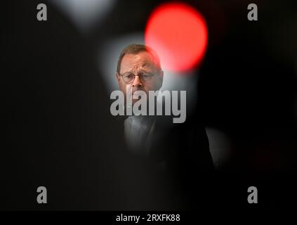 Wiesbaden, Allemagne. 25 septembre 2023. Georg Bätzing, président de la Conférence épiscopale allemande et évêque de Limbourg, fait une déclaration au début de la réunion plénière d'automne de la Conférence épiscopale allemande à la Wilhelm-Kempf-Haus. La Conférence épiscopale allemande est l'association des évêques des 27 (arches)diocèses d'Allemagne. Il compte actuellement 65 membres. Cette année, la réunion d'automne se tiendra à Wiesbaden-Naurod jusqu'au 28 septembre. Crédit : Arne Dedert/dpa/Alamy Live News Banque D'Images