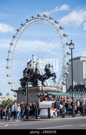 Londres, Royaume-Uni. 25 septembre 2023. UK Météo : les gens au soleil sur Westminster Bridge avec le London Eye derrière dans des températures de 22C. L'équinoxe d'automne s'est produit il y a deux jours, ce qui signifie que les jours seront plus courts et les nuits plus longues. Crédit : Stephen Chung / Alamy Live News Banque D'Images