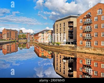 Royaume-Uni, West Yorkshire, Leeds, vue de Leeds Bridge vers la zone d'appels avec Minster en arrière-plan. Banque D'Images