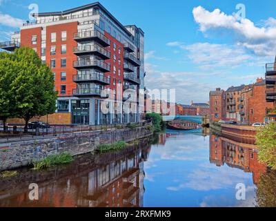 Royaume-Uni, West Yorkshire, Leeds, The River aire et Leeds Bridge. Banque D'Images