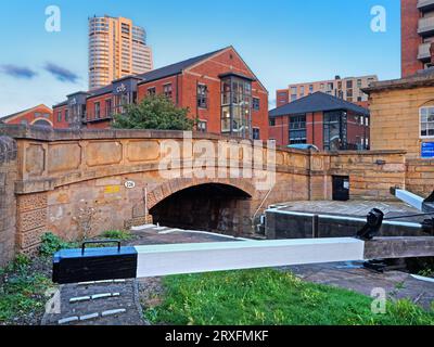 UK, West Yorkshire, Leeds, Bridgewater place également connu sous le nom de Dalek de Office Lock sur le canal de Leeds et Liverpool. Banque D'Images