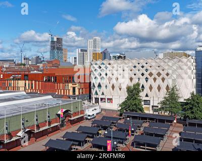 Royaume-Uni, West Yorkshire, Leeds, Kirkgate Outdoor Market, John Lewis et Arena Quarter Skyline. Banque D'Images