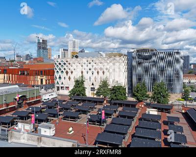 Royaume-Uni, West Yorkshire, Leeds, Kirkgate Outdoor Market, John Lewis et Arena Quarter Skyline. Banque D'Images