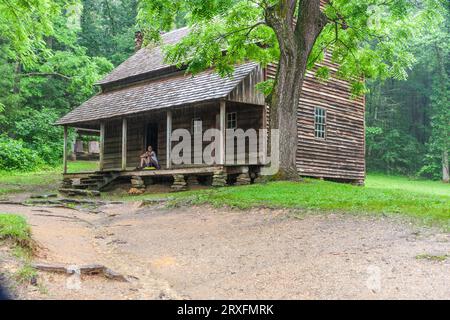 Henry Whitehead place un jour de pluie. Cette cabane est un site historique dans le village de Cades Cove dans le parc national des Great Smoky Mountains dans le Tennessee. Banque D'Images