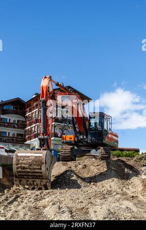 La pelle DOOSAN DX245NHD-7 travaille à Meransen sur la construction de routes Banque D'Images