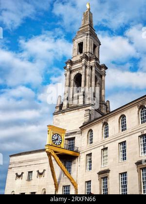 UK, West Yorkshire, Leeds Civic Hall montrant l'horloge dorée Banque D'Images