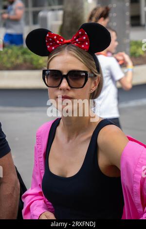 Orlando, USA - 25 juillet 2023 : une femme portant un bandeau Minnie Mouse dans le parc Disney World Magic Kingdom. Banque D'Images