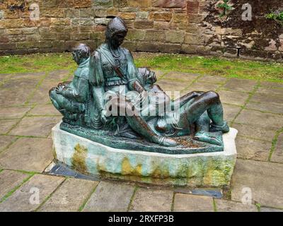 Royaume-Uni, Nottingham, château de Nottingham, statue du frère Tuck et du petit Jean. Banque D'Images