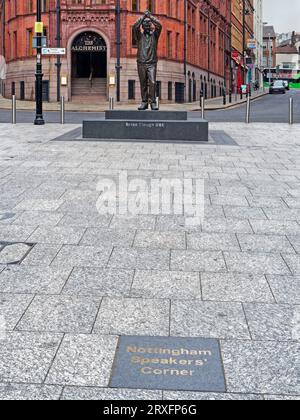 Royaume-Uni, Nottingham, King Street, Brian Clough Statue Banque D'Images