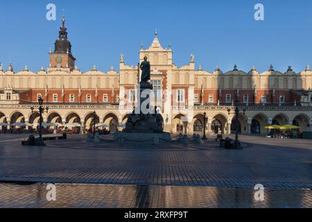 Ville de Cracovie en Pologne, place principale du marché dans la vieille ville au lever du soleil avec la salle aux tissus (polonais : Sukiennice). Banque D'Images
