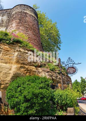 UK, Nottingham, Nottingham Castle, Castle Rock et Trip to Jerusalem Inn Sign. Banque D'Images