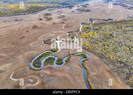 GREATER KHINGAN, CHINE - 24 SEPTEMBRE 2023 - le fleuve sinueux de la zone humide internationale du fleuve Nanweng est vu dans les montagnes du Grand Khingan Banque D'Images