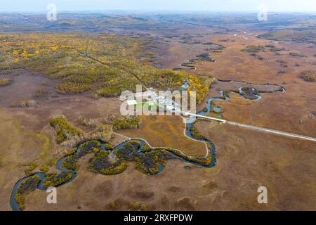 GREATER KHINGAN, CHINE - 24 SEPTEMBRE 2023 - le fleuve sinueux de la zone humide internationale du fleuve Nanweng est vu dans les montagnes du Grand Khingan Banque D'Images