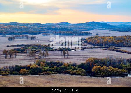 GREATER KHINGAN, CHINE - 24 SEPTEMBRE 2023 - le paysage de la zone humide internationale du fleuve Nanweng dans la région du Grand Khinganling au Heilongjiang Banque D'Images