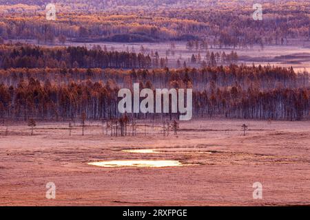 GREATER KHINGAN, CHINE - 24 SEPTEMBRE 2023 - le paysage de la zone humide internationale du fleuve Nanweng dans la région du Grand Khinganling au Heilongjiang Banque D'Images