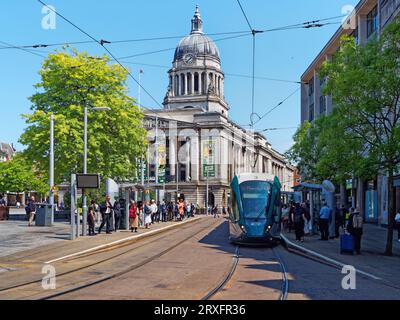 UK, Nottingham, Council House et Nottingham Express transit sur South Parade. Banque D'Images