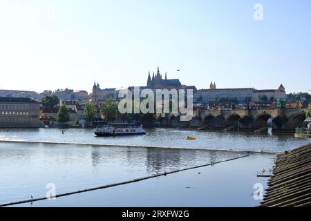 Juillet 07 2023 - Prague en République tchèque : les magnifiques environs du pont Charles Banque D'Images