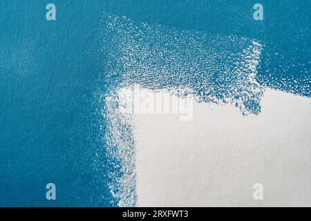 texture murale peinte moitié bleu et blanc. Photo de haute qualité Banque D'Images